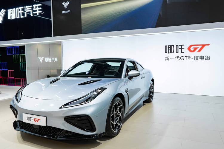 东莞115哪吒汽车在智能汽车领域的表现，领途汽车在新能源汽车市场中的影响力